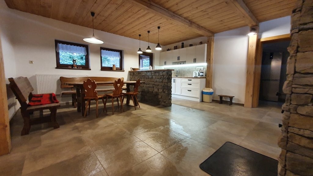 Kitchen & Dining